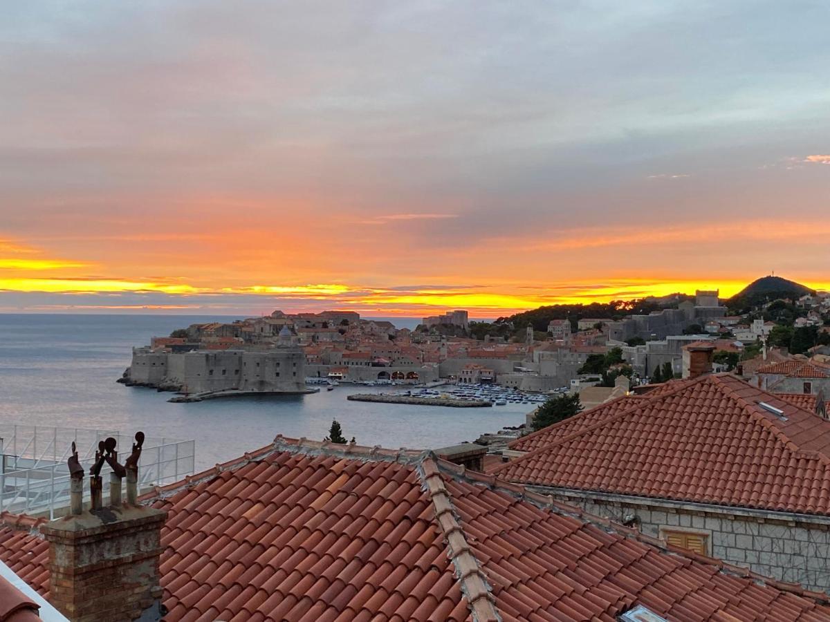 Sunset Over The Dubrovnik'S Old Town Exterior foto