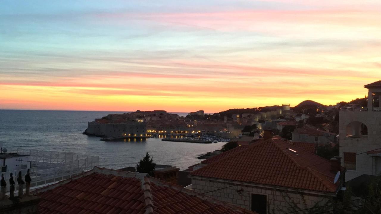 Sunset Over The Dubrovnik'S Old Town Exterior foto