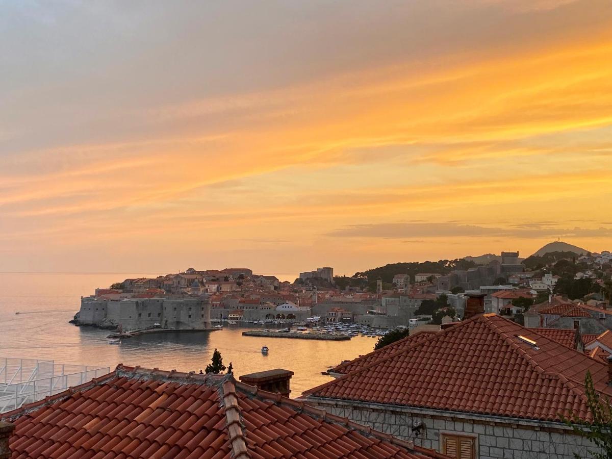 Sunset Over The Dubrovnik'S Old Town Exterior foto